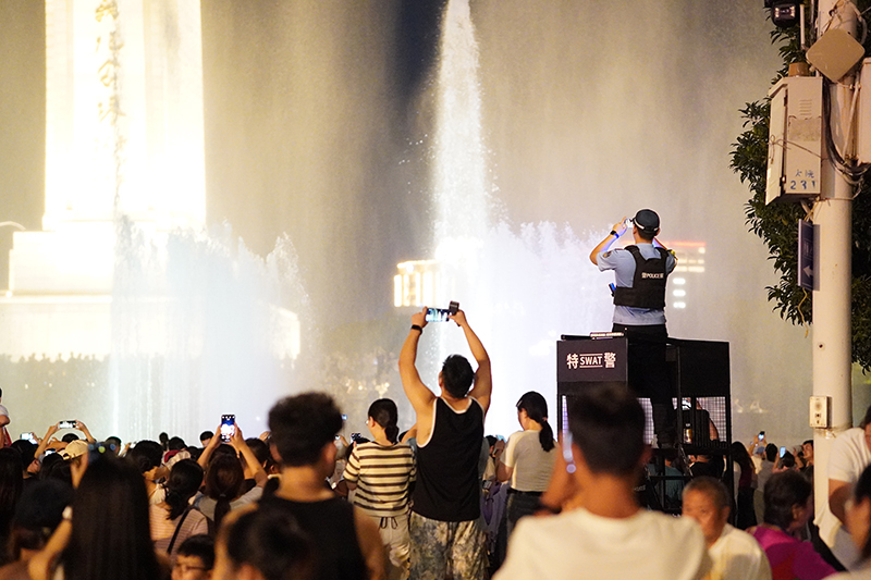 特警化身“拍照主理人”